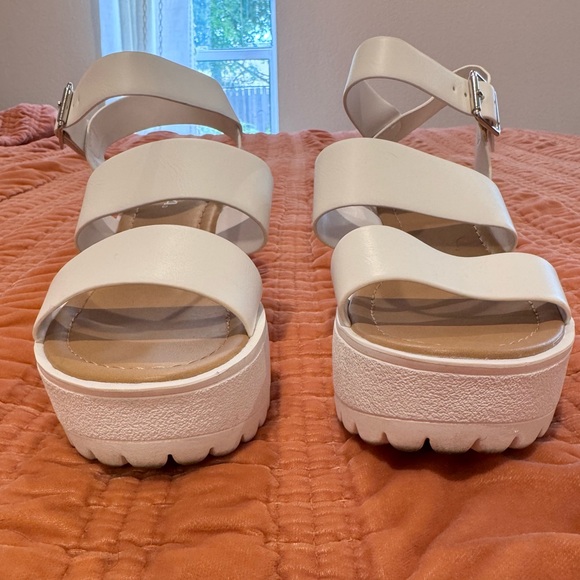 Open Toe Platform Buckled Sandal - White - size 6.5 - Picture 5 of 12